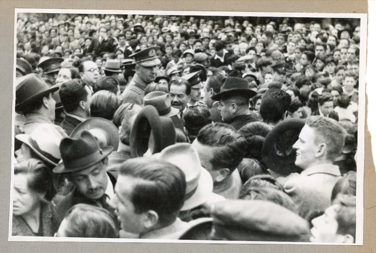 Acto público del Presidente Aguirre Cerda entre la multitud en Puerto Varas — Puerto Varas — 1939 | Chile de Ayer
