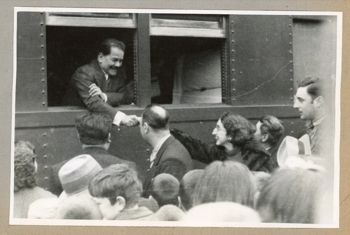 Presidente Pedro Aguirre Cerda saludando desde el tren en gira presidencial — Puerto Varas — 1939 | Chile de Ayer