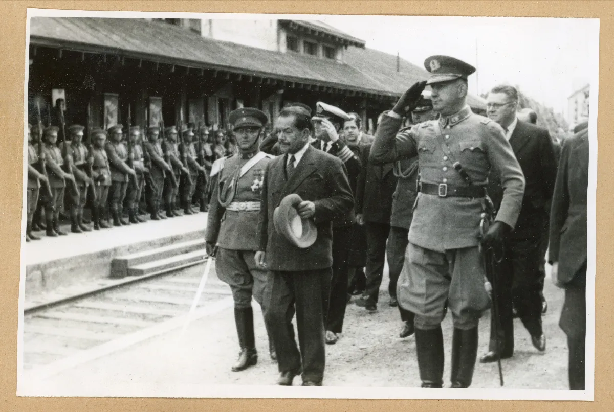 Acto cívico-militar con inspección presidencial ante tropas en formación — Puerto Varas — 1939 | Chile de Ayer