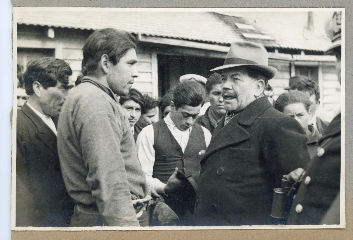 Visita oficial a autoridades locales en Aysén — Puerto Aysén — 1939 | Chile de Ayer
