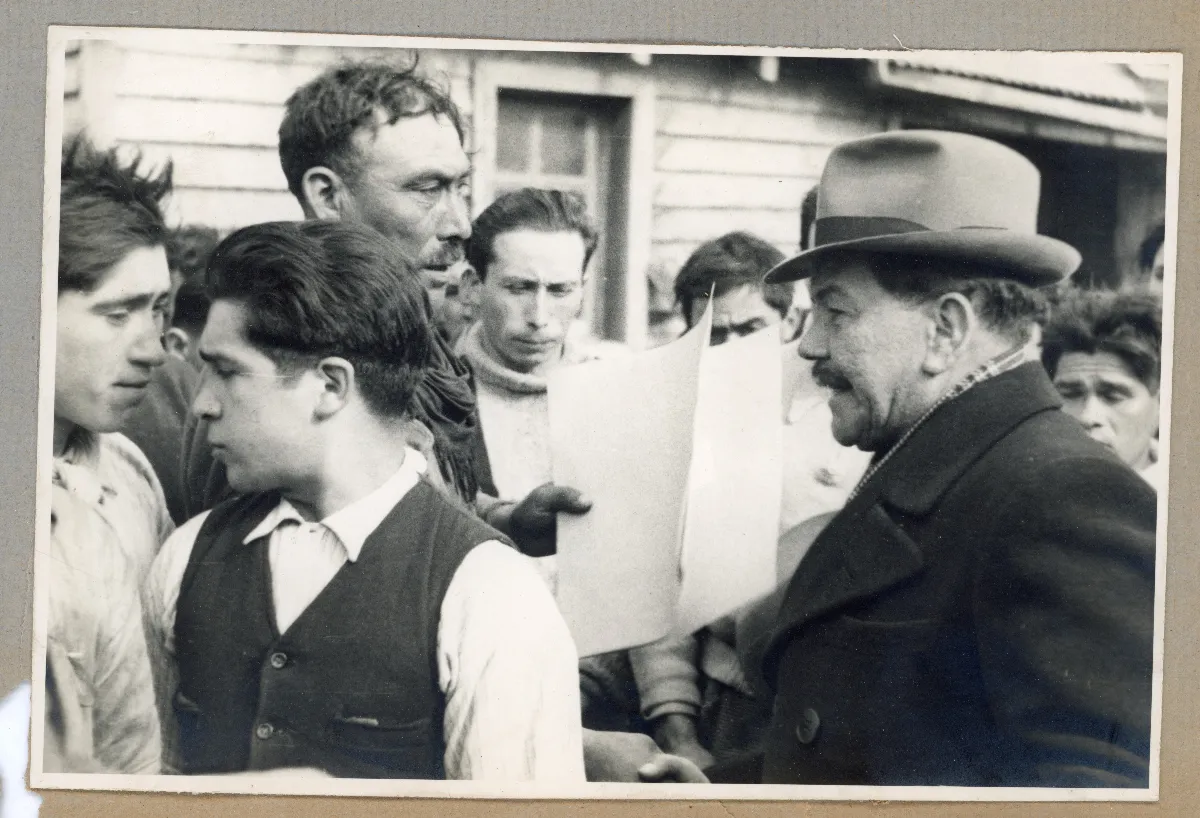 Pedro Aguirre Cerda en acto oficial con autoridades de Aysén — Puerto Aysén — 1939 | Chile de Ayer