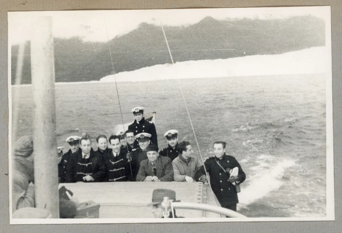 Delegación presidencial navegando por los campos de hielo — Puerto Aysén — 1939 | Chile de Ayer