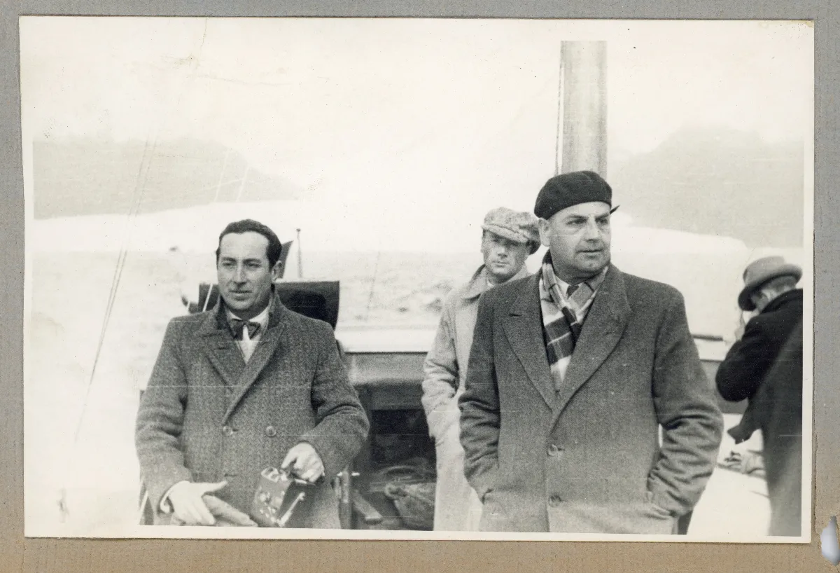 Delegación presidencial navegando por los campos de hielo — Puerto Aysén — 1939 | Chile de Ayer