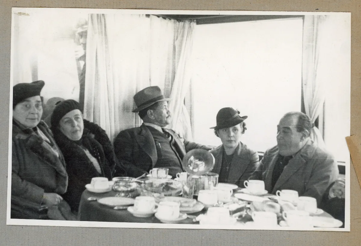 Delegación presidencial en comida durante expedición a los campos de hielo de Aysén — Puerto Aysén — 1939 | Chile de Ayer