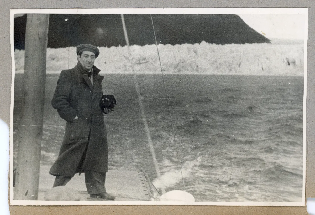 Presidente navegando en expedición por los glaciares de Aysén — Puerto Aysén — 1939 | Chile de Ayer