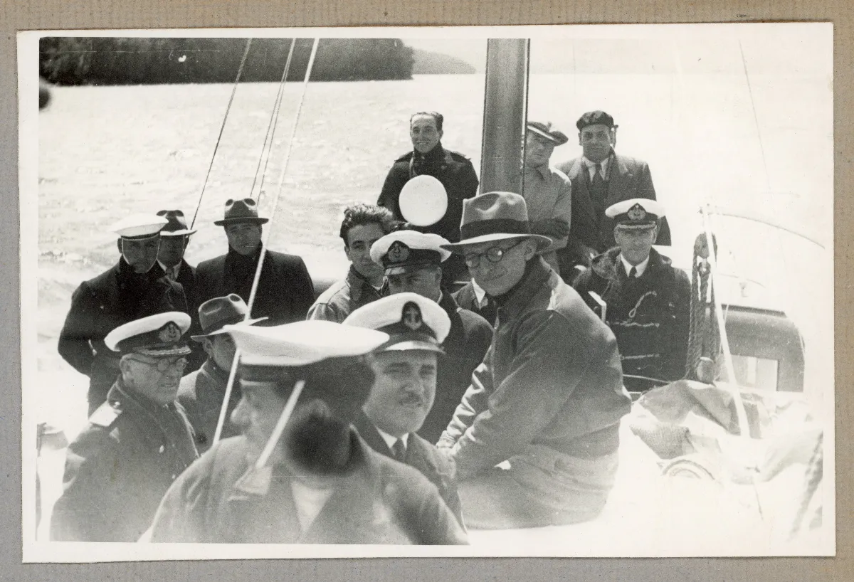 Delegación presidencial navegando por los campos de hielo — Puerto Aysén — 1939 | Chile de Ayer
