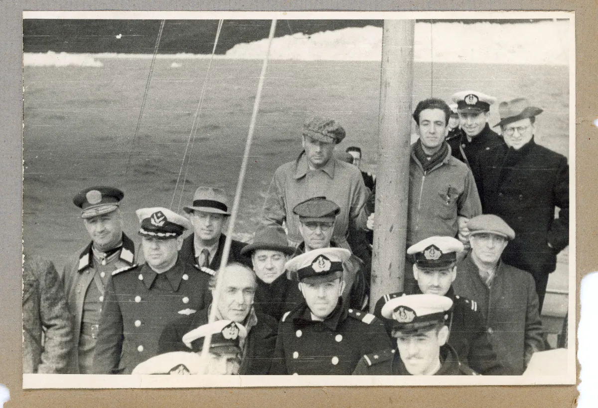 Delegación presidencial navegando los campos de hielo — Puerto Aysén — 1939 | Chile de Ayer