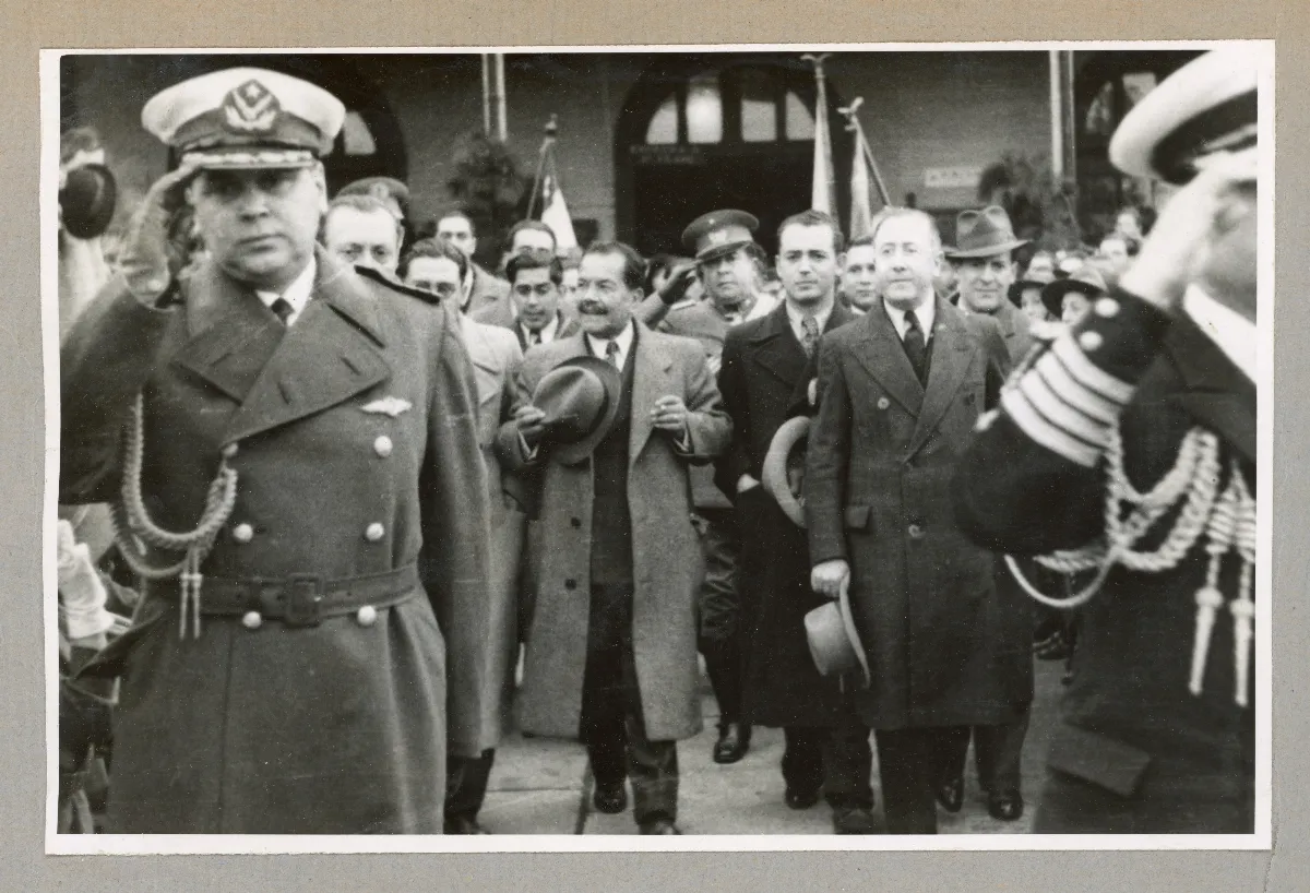 Presidente Pedro Aguirre Cerda en acto de protocolo con autoridades militares y civiles — Puerto Montt — 1939 | Chile de Ayer
