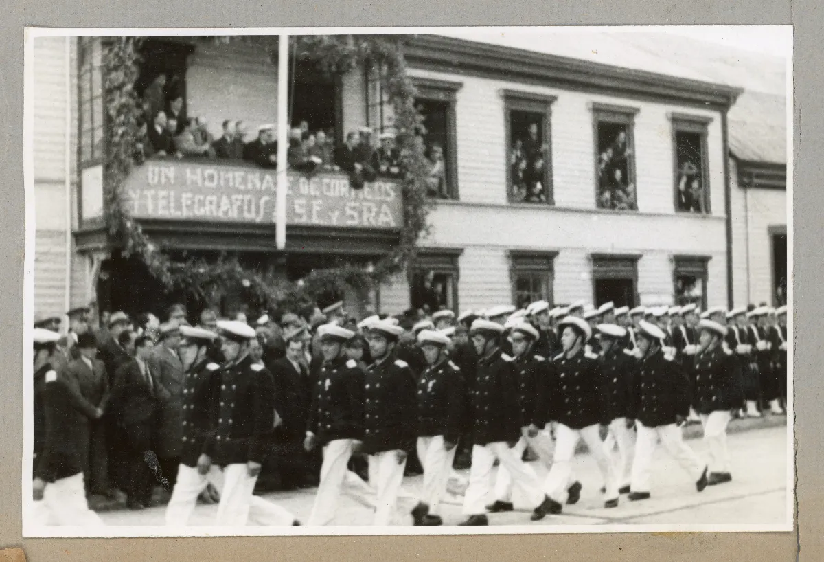 Pedro Aguirre Cerda en acto oficial con delegación militar en Puerto Montt — Puerto Montt — 1939 | Chile de Ayer