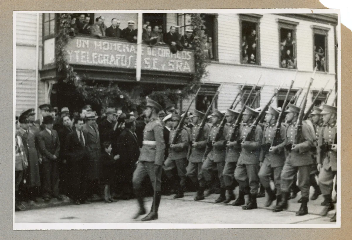 Acto cívico oficial con delegación militar en Puerto Montt — Puerto Montt — 1939 | Chile de Ayer