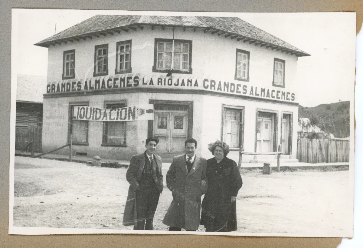 Visita oficial a Grandes Almacenes La Riojana durante liquidación comercial — Puerto Montt — 1939 | Chile de Ayer