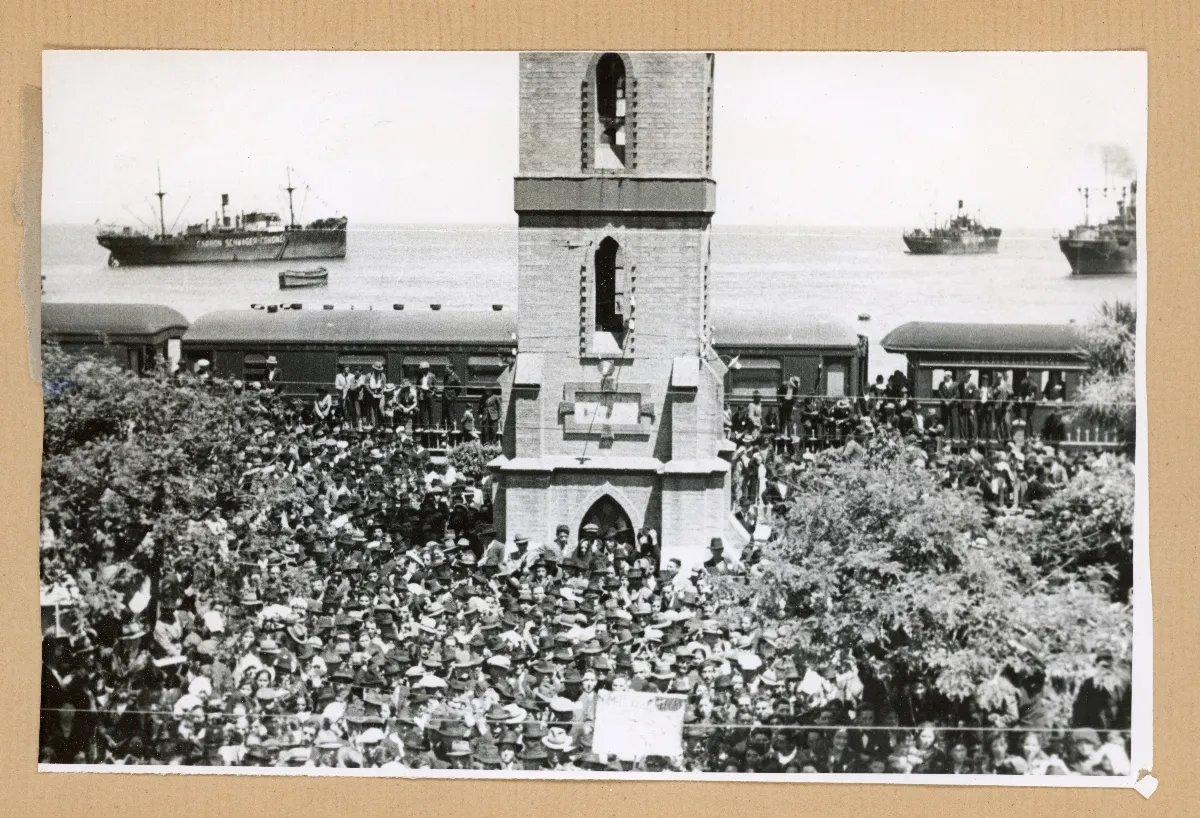 Acto cívico masivo frente al monumento de Lota — Lota — 1939 | Chile de Ayer