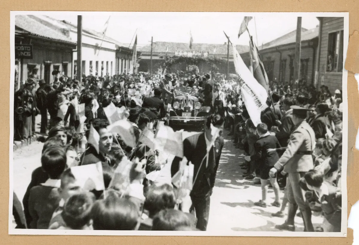 Acto oficial presidencial ante multitud en Lota — Lota — 1939 | Chile de Ayer
