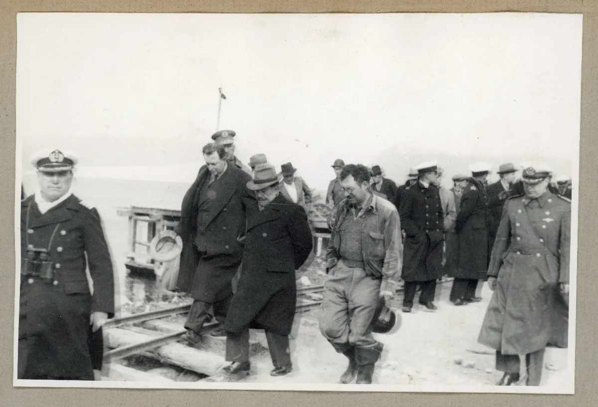 Visita presidencial a instalación industrial de Lota con autoridades navales y civiles — Lota — aprox. 1939 | Chile de Ayer