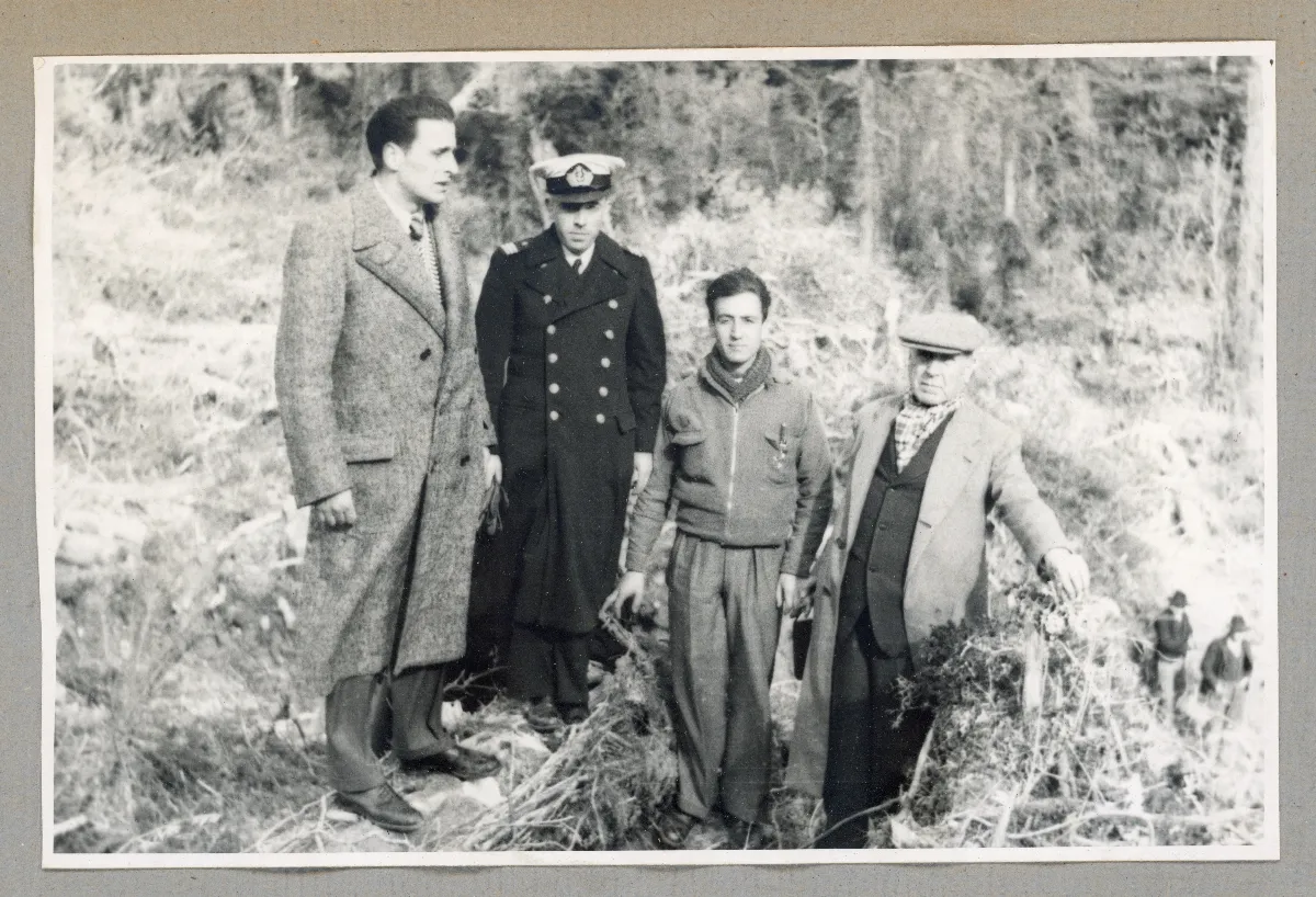 Presidente Aguirre Cerda con oficial naval en inspección a zona minera de Lota — Lota — aprox. 1939 | Chile de Ayer