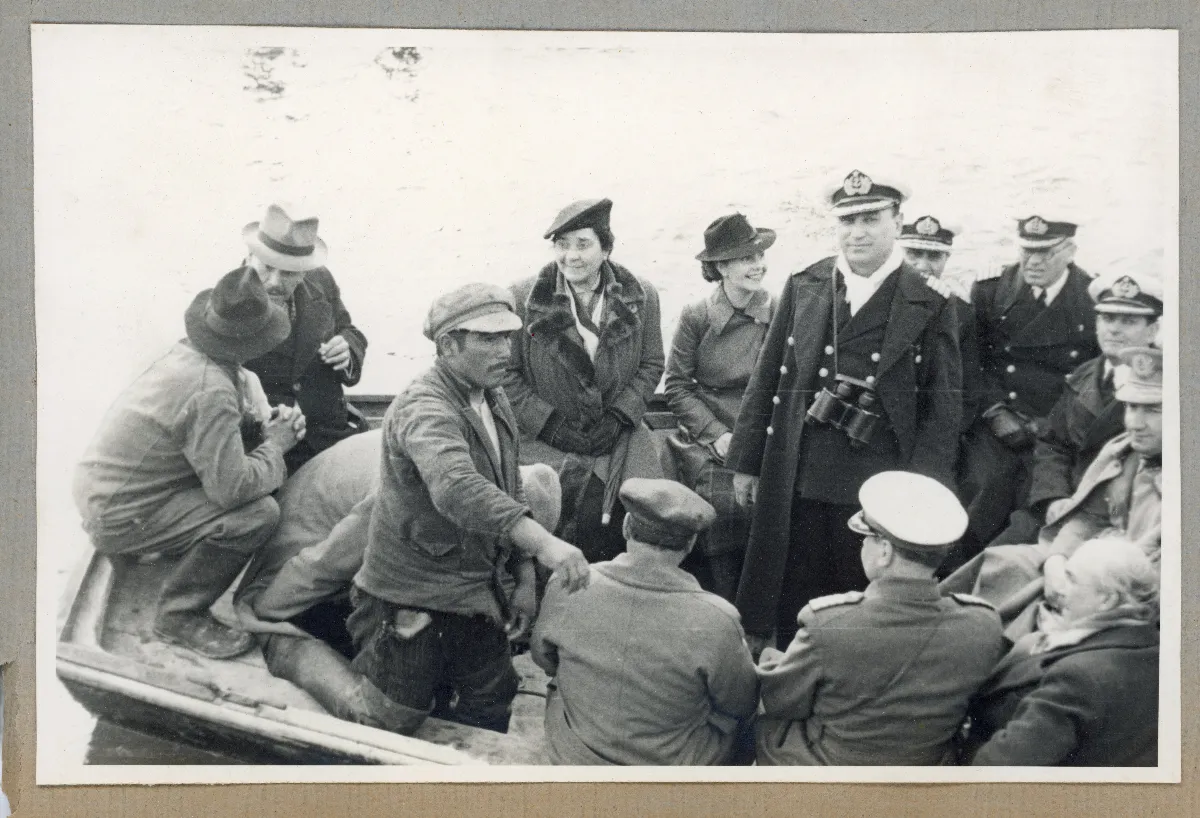 Acto oficial presidencial en Castro con autoridades militares y civiles — Castro — 1939 | Chile de Ayer