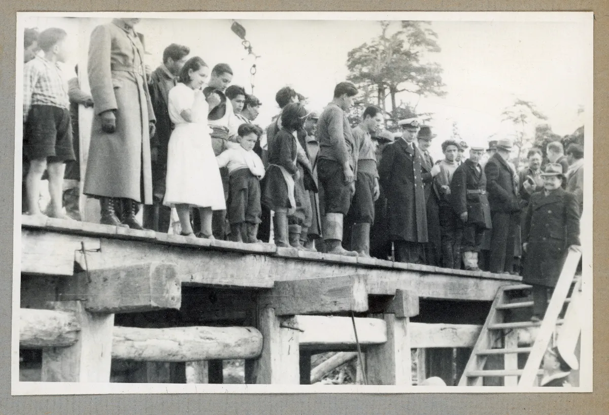 Presidente Pedro Aguirre Cerda en acto oficial sobre tribuna en Castro — Castro — 1939 | Chile de Ayer
