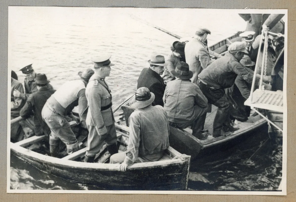 Autoridades inspeccionan embarcaciones en puerto — Castro — 1939 | Chile de Ayer