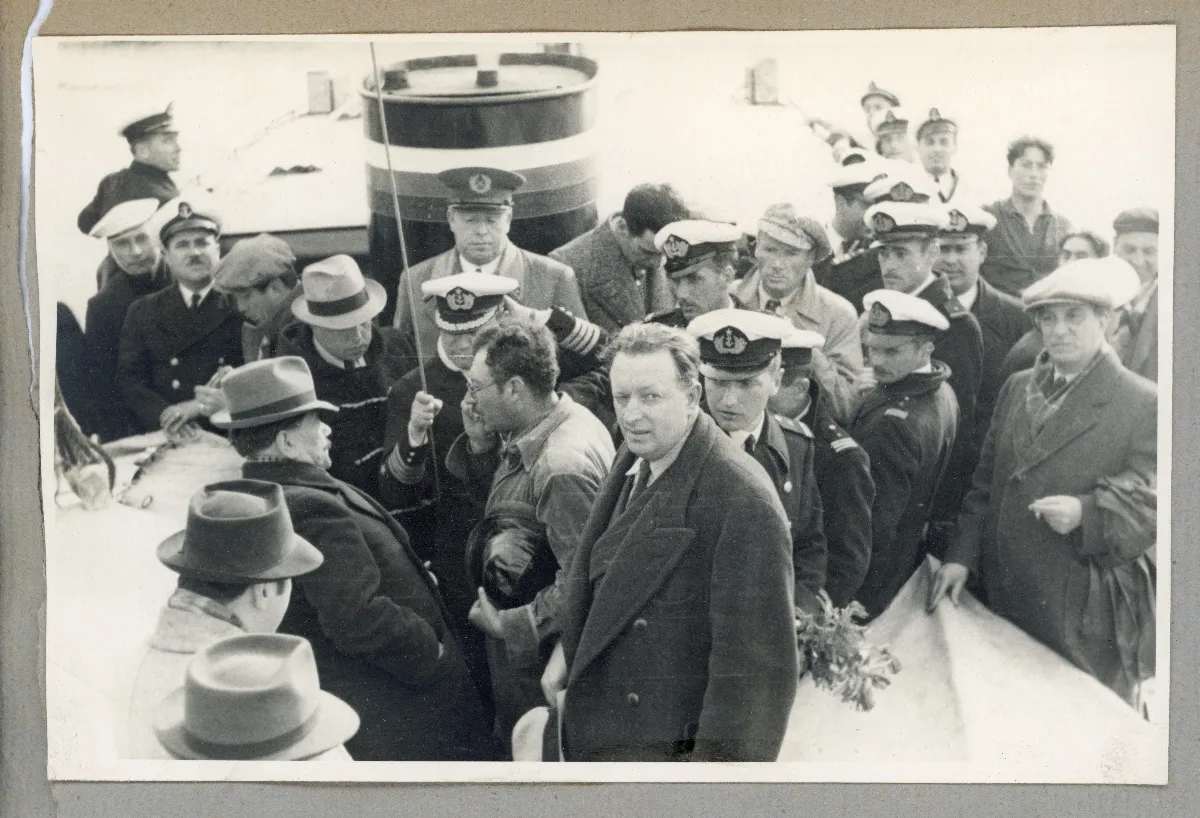 Presidente Aguirre Cerda en acto oficial con autoridades navales en puerto — Castro — 1939 | Chile de Ayer
