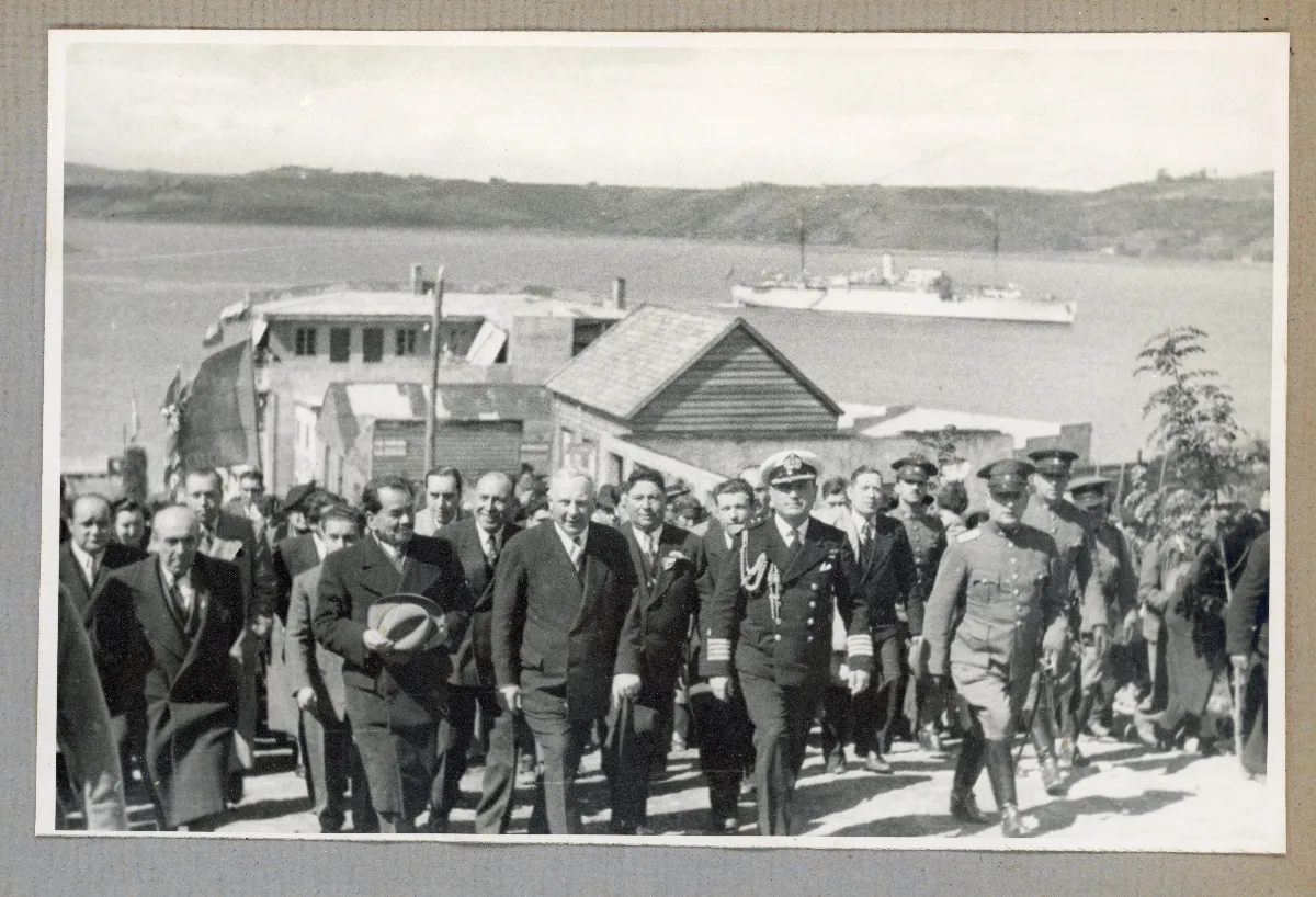 Comitiva presidencial y autoridades arribando a Castro — Castro — 1939 | Chile de Ayer