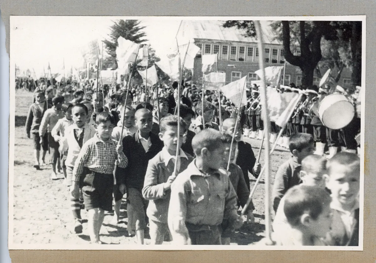 Desfile de homenaje a S.E. el presidente Pedro Aguirre Cerda — Castro — 1939 | Chile de Ayer