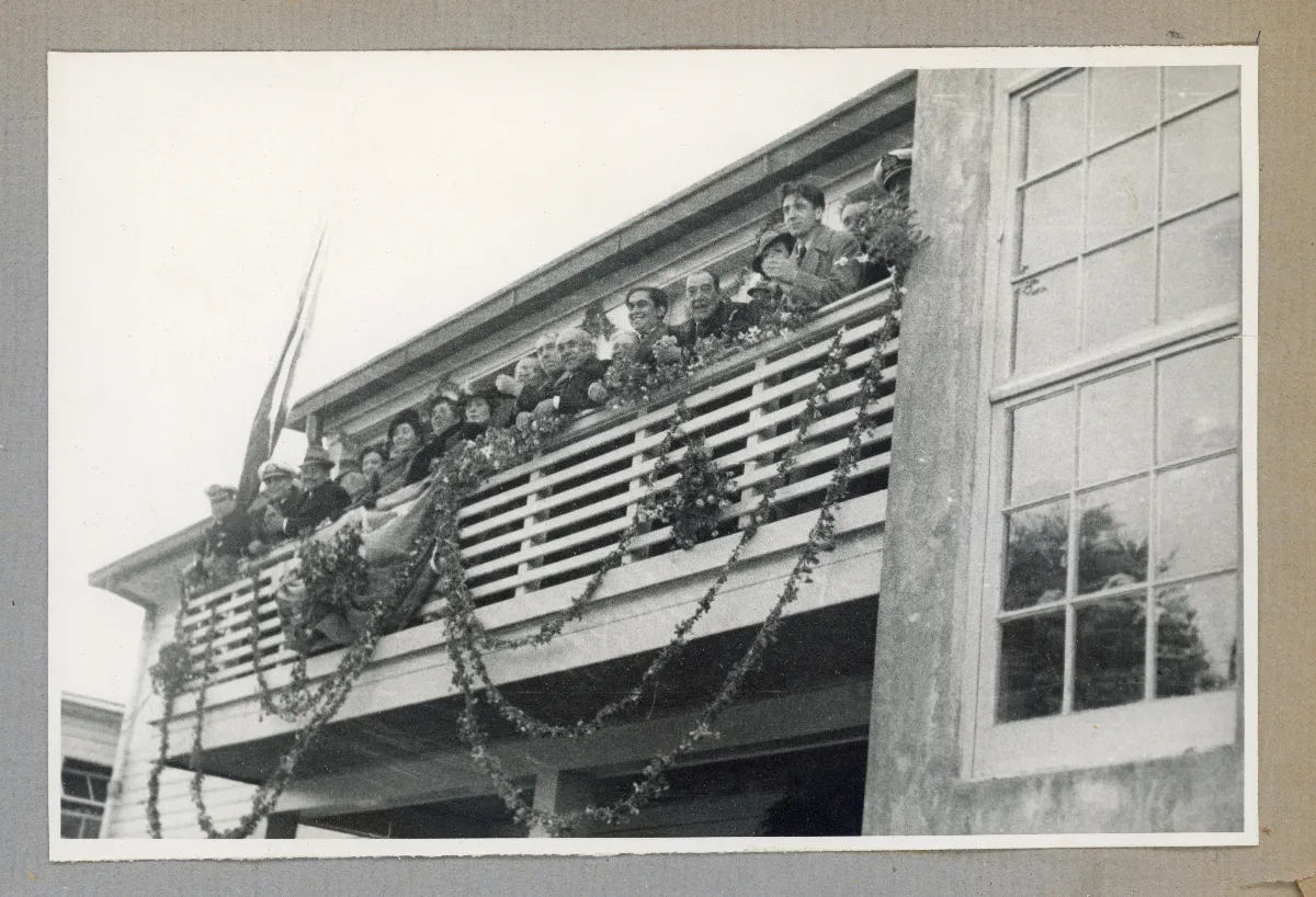 Comitiva presidencial en el edificio de la gobernación saludando a la comunidad local — Castro — 1939 | Chile de Ayer