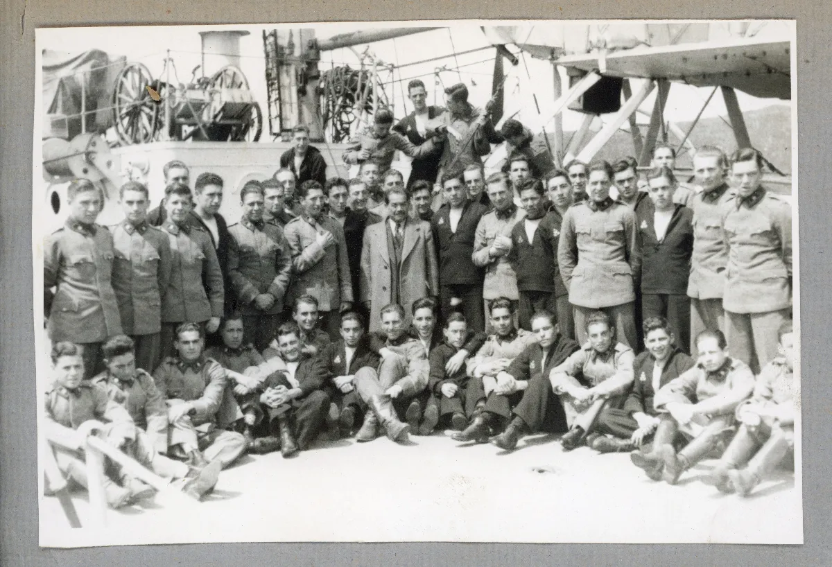 Delegación oficial a bordo del Araucano en Puerto de Castro, 1939 — Castro — 1939 | Chile de Ayer