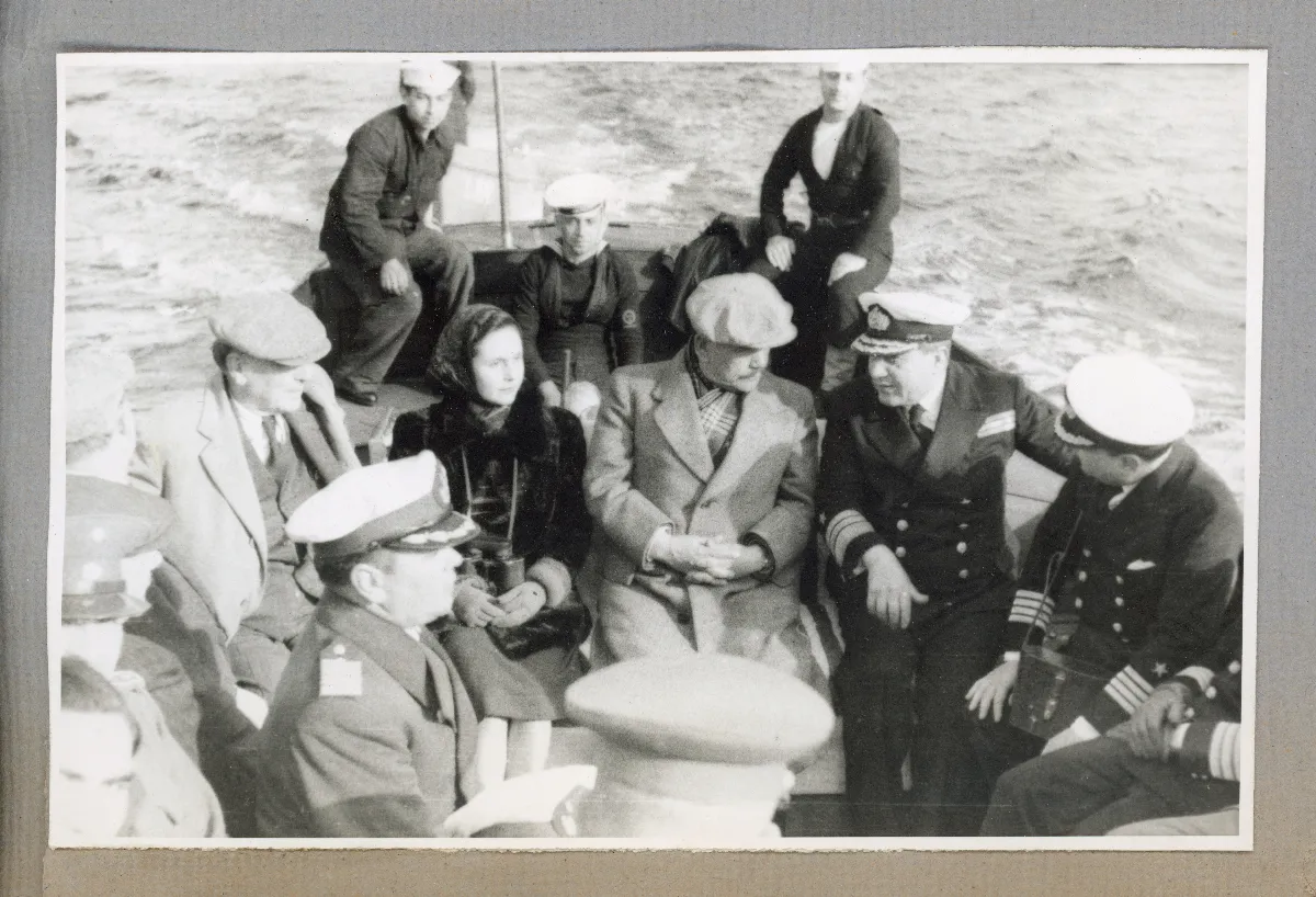 Presidente en inspección naval junto a autoridades militares — Castro — 1939 | Chile de Ayer