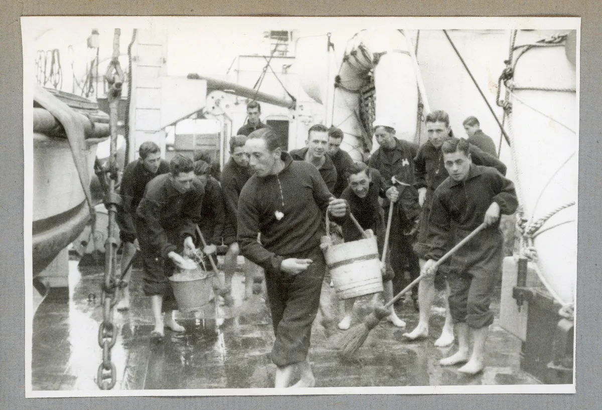 Autoridades a bordo del Araucano durante la gira presidencial por la Patagonia — Castro — 1939 | Chile de Ayer
