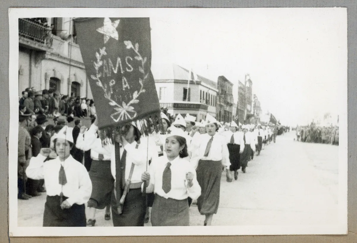 Desfile cívico en Punta Arenas con estandarte de organización política — Punta Arenas — 1939 | Chile de Ayer
