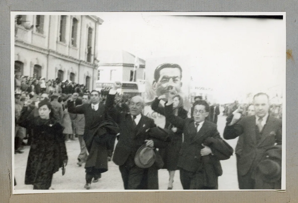 Presidente en acto cívico ante multitud en plaza pública — Punta Arenas — 1939 | Chile de Ayer