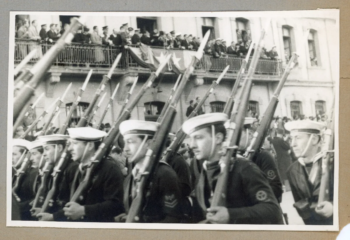 Marinería en formación durante acto oficial presidencial — Punta Arenas — 1939 | Chile de Ayer