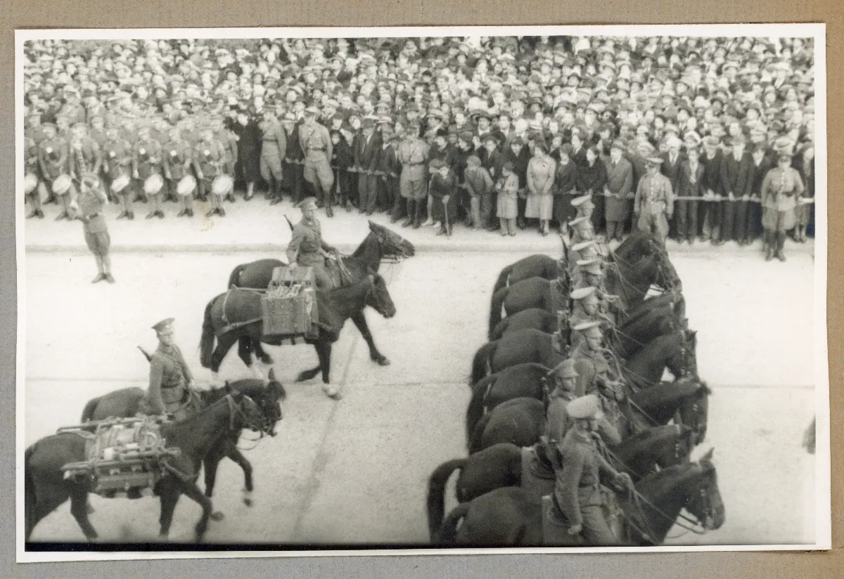 Desfile militar ecuestre en acto oficial de Punta Arenas — Punta Arenas — 1939 | Chile de Ayer