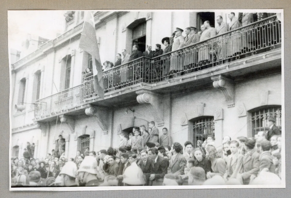 Presidente Aguirre Cerda en acto oficial frente a multitud en Punta Arenas — Punta Arenas — 1939 | Chile de Ayer