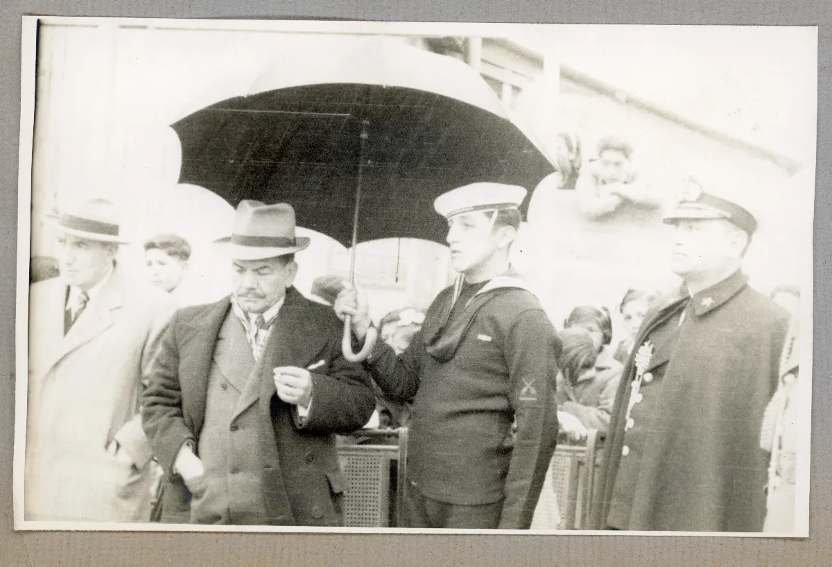 Presidente Pedro Aguirre Cerda en ceremonia oficial en Punta Arenas — Punta Arenas — 1939 | Chile de Ayer