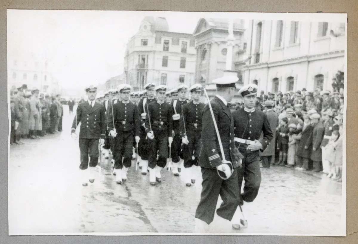 Banda militar en acto de ceremonia oficial presidencial — Punta Arenas — 1939 | Chile de Ayer