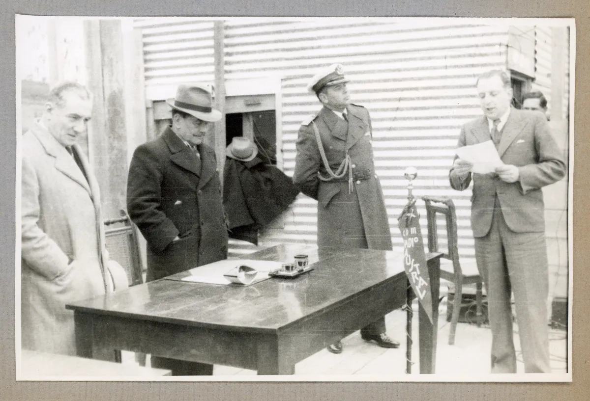 Inspección presidencial de taller de trabajo — aprox. 1940 | Chile de Ayer