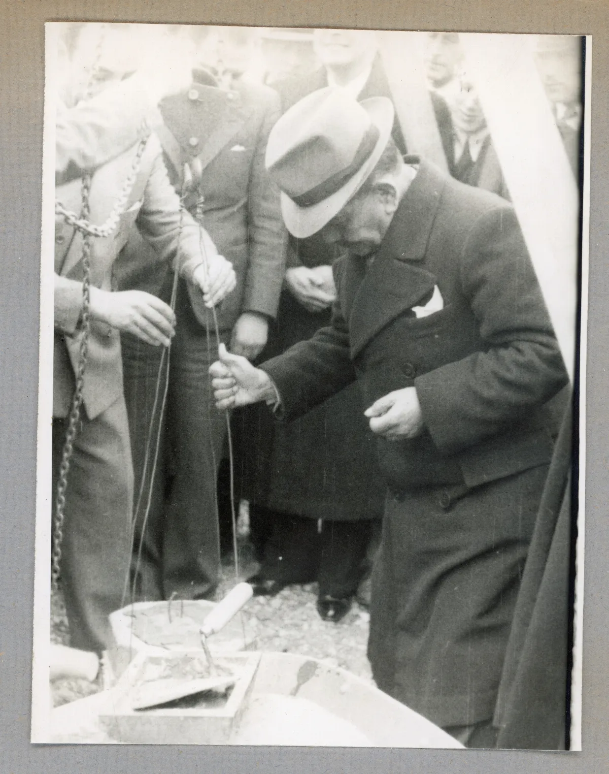 Presidente Aguirre Cerda en acto de inauguración con autoridades locales — aprox. 1939 | Chile de Ayer