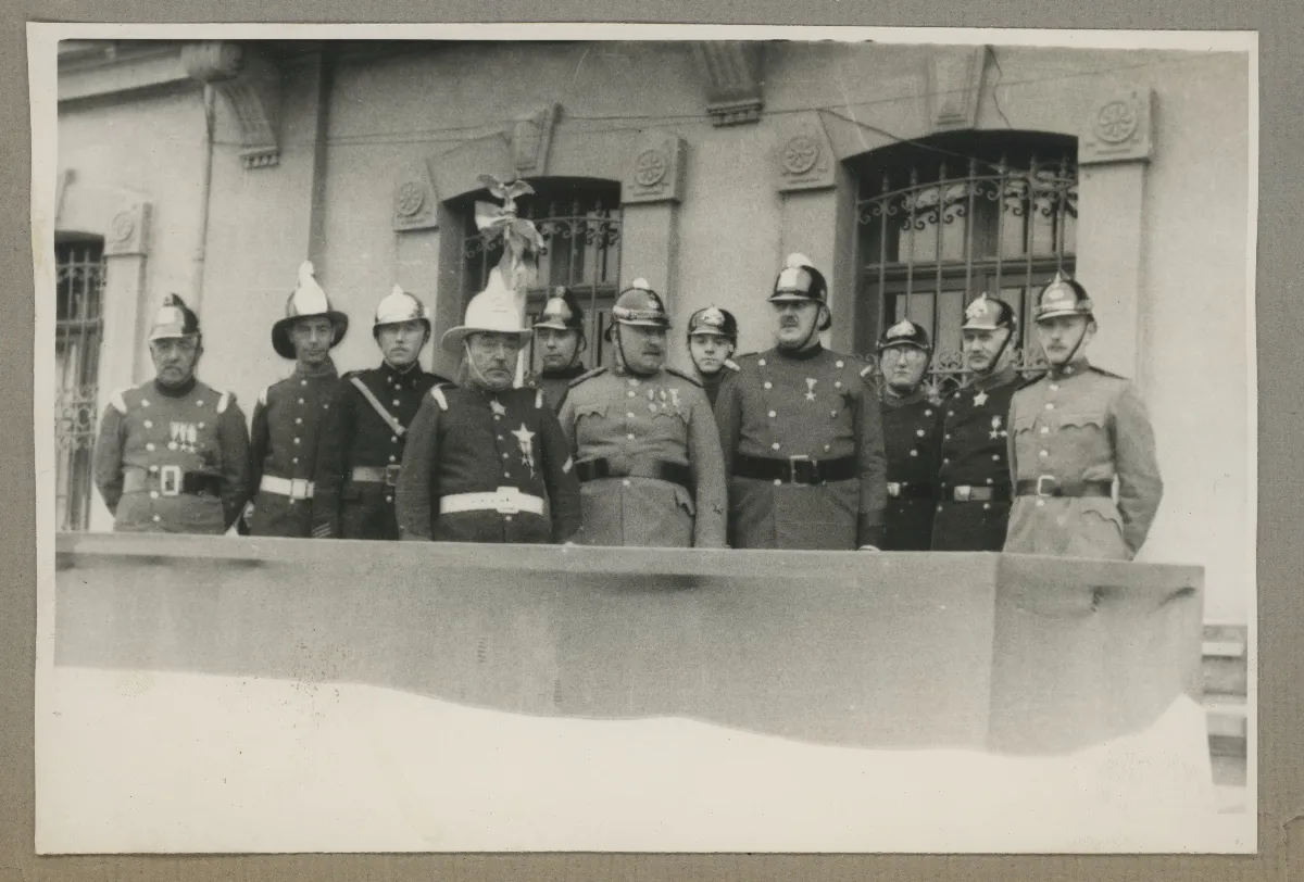 Autoridades militares en acto protocolar con tribuna oficial — aprox. 1939 | Chile de Ayer