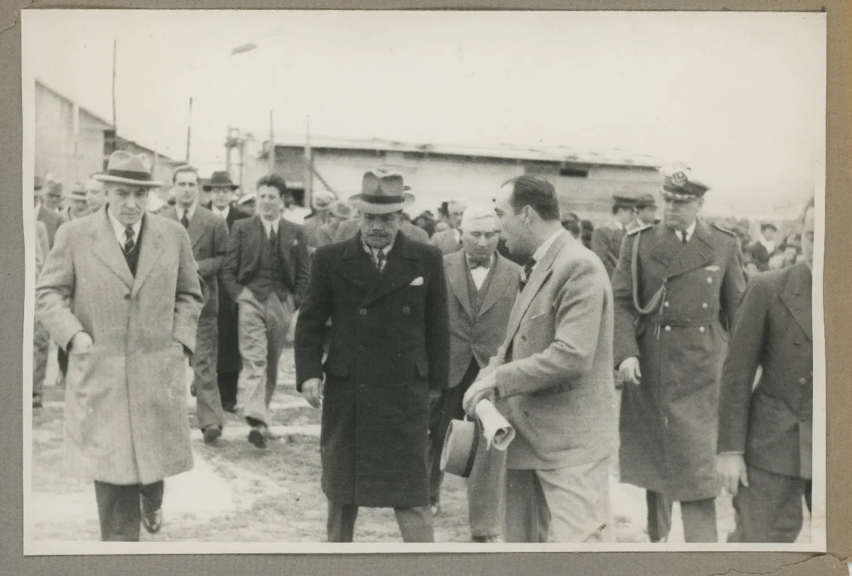 Visita presidencial a instalación industrial con comitiva de autoridades — aprox. 1939 | Chile de Ayer