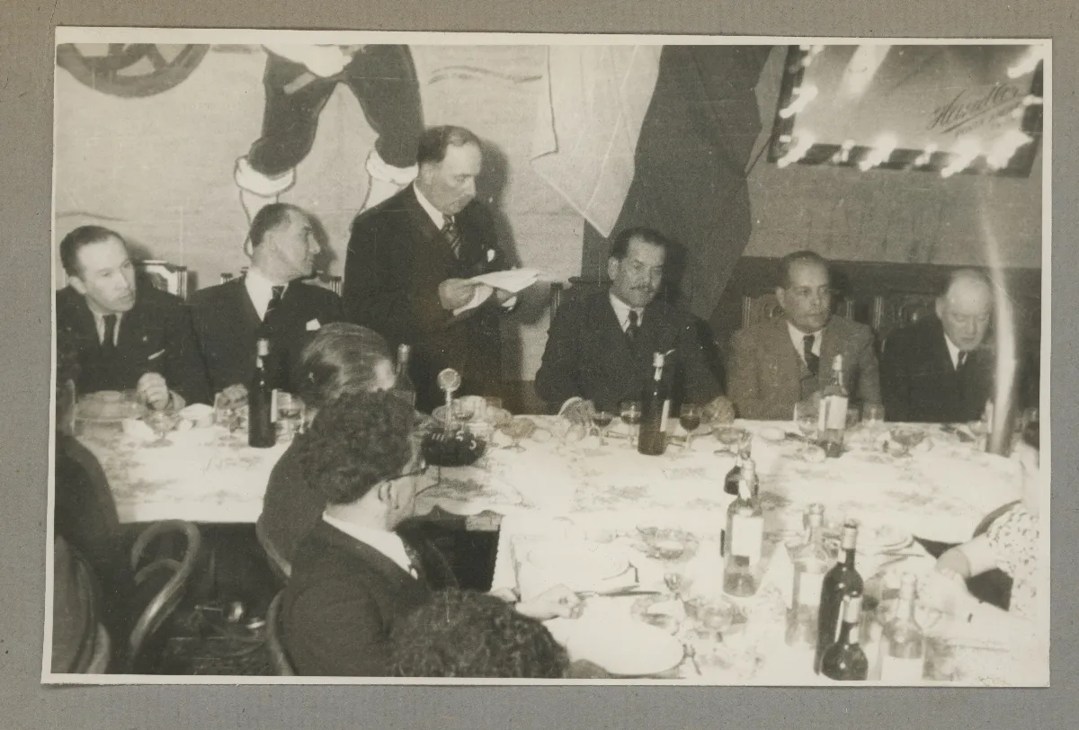Banquete oficial con autoridades durante acto de protocolo — aprox. 1939 | Chile de Ayer