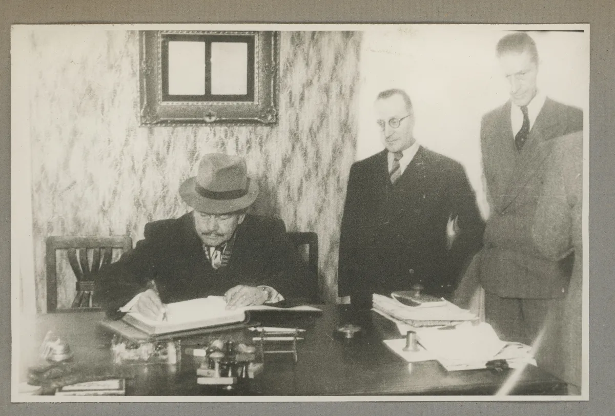Presidente Pedro Aguirre Cerda en acto de firma de documentos oficiales — aprox. 1939 | Chile de Ayer