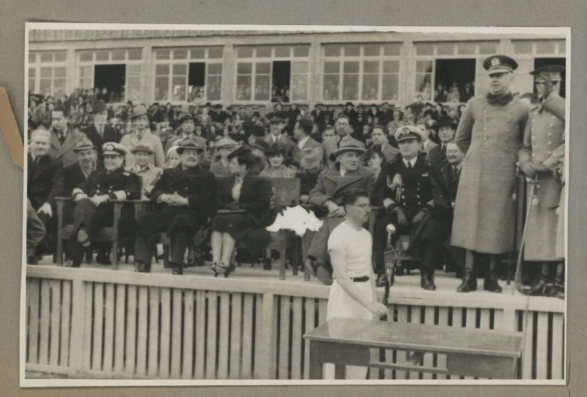 Acto cívico oficial con autoridades civiles y militares — aprox. 1939 | Chile de Ayer