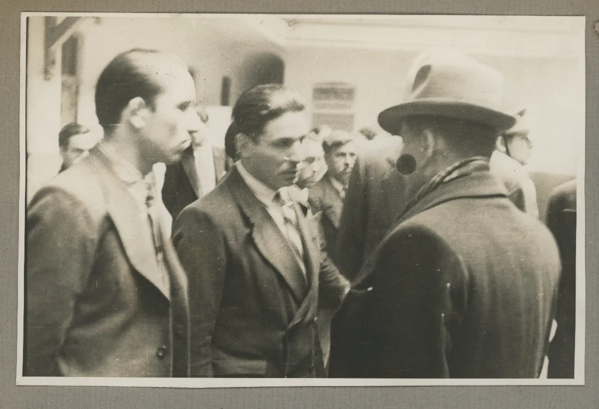 Presidente en conversación con autoridades civiles y militares durante acto oficial — aprox. 1939 | Chile de Ayer