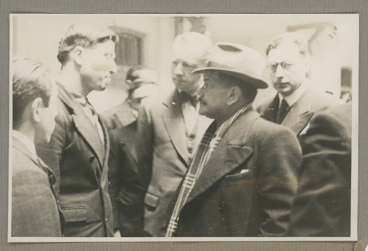 Encuentro entre autoridades y delegación de representante campesino — aprox. 1939 | Chile de Ayer