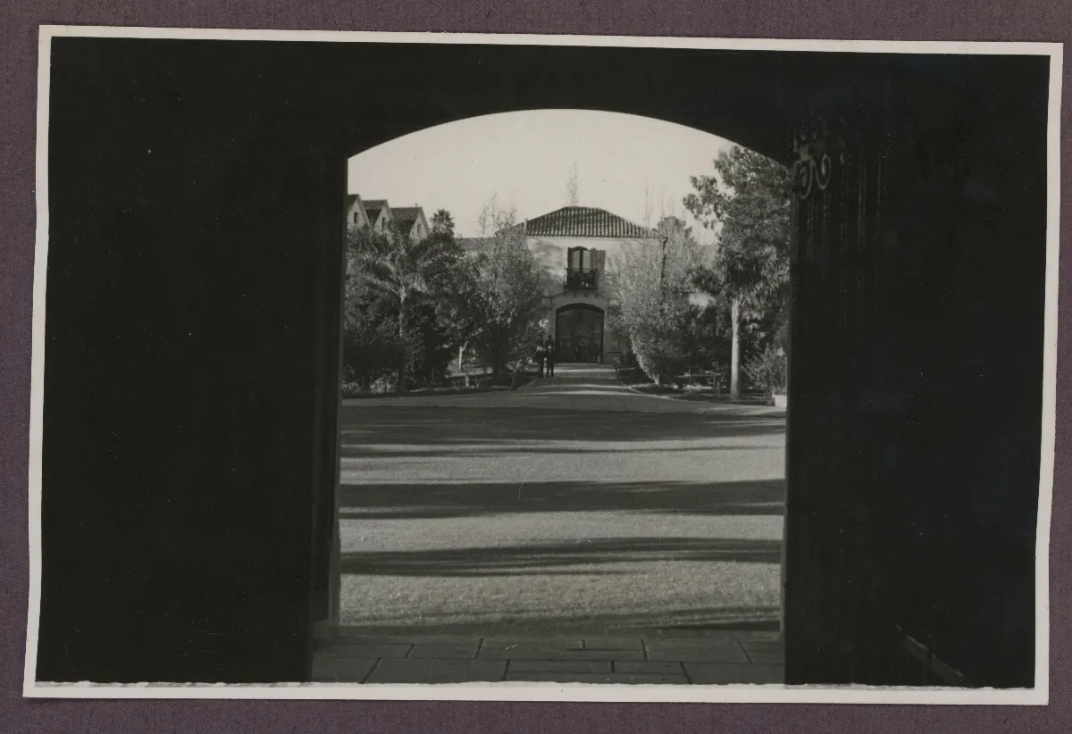 Edificio neoclásico visto a través de pasaje porticado, Viña del Mar — Viña del Mar — 1940 | Chile de Ayer