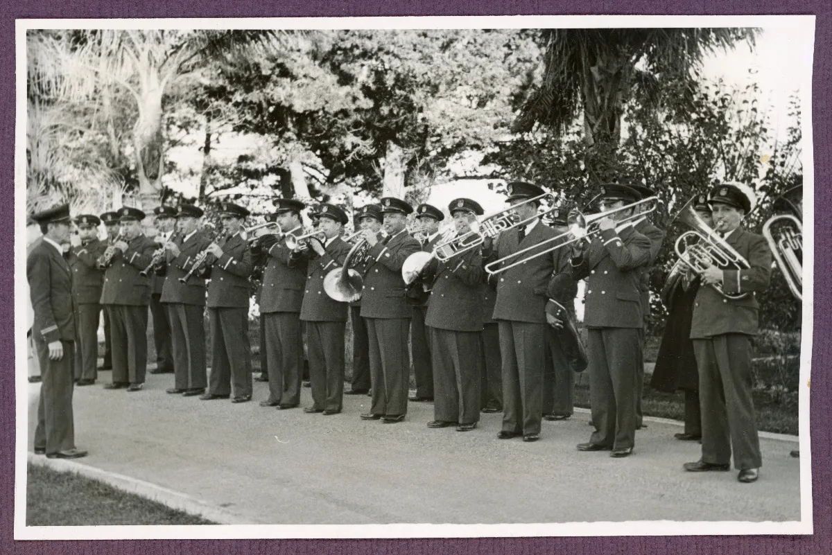 Banda militar en formación durante acto oficial, Viña del Mar 1940 — Viña del Mar — 1940 | Chile de Ayer