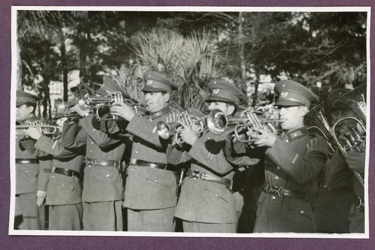 Banda militar en acto oficial de 1940 — Viña del Mar — 1940 | Chile de Ayer