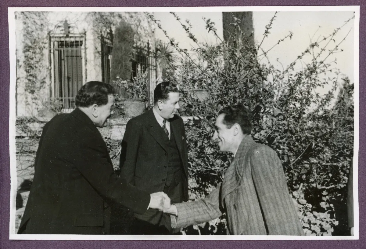 Apretón de manos presidencial en jardín de residencia — Viña del Mar — 1940 | Chile de Ayer