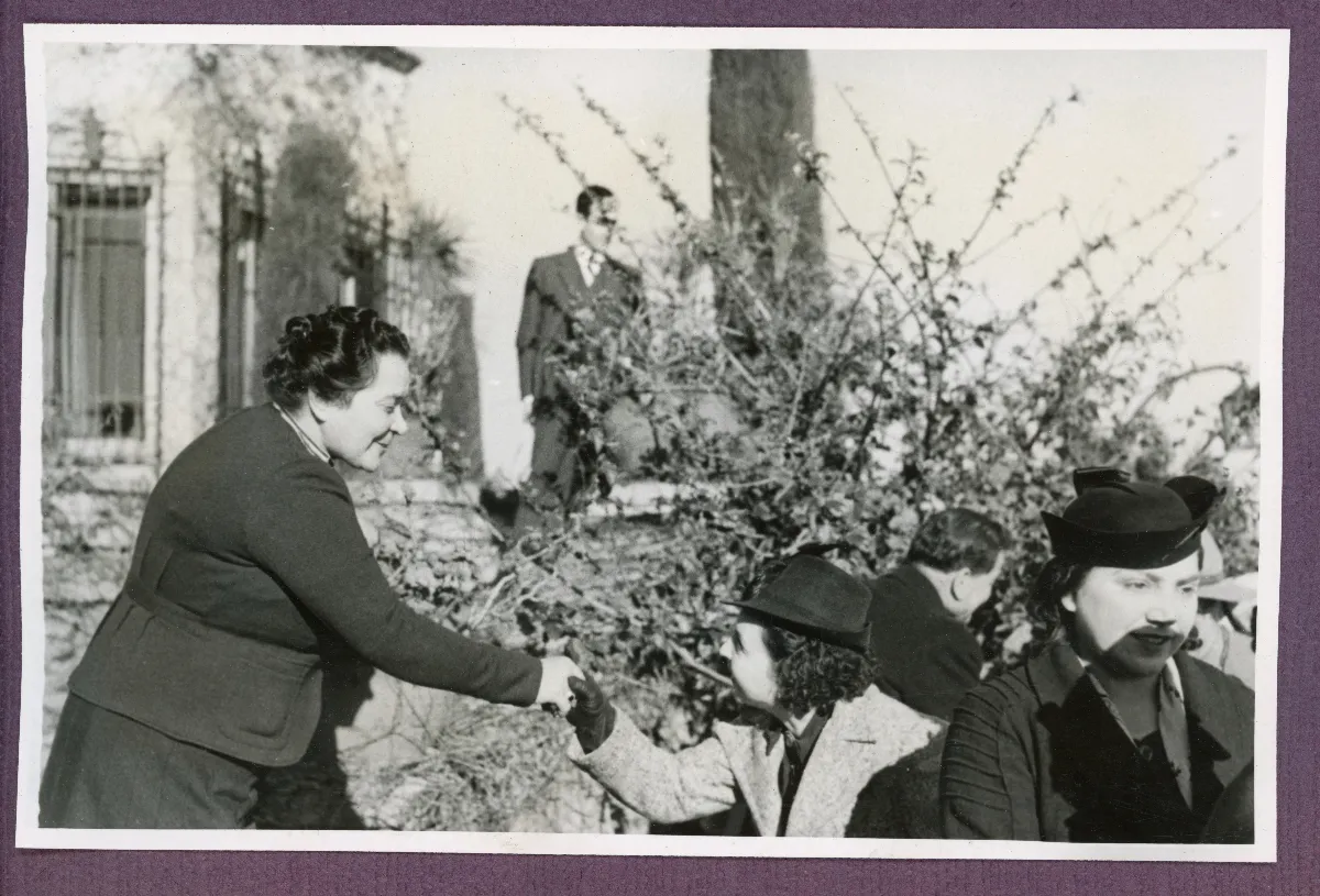 Presidente Pedro Aguirre Cerda saludando a delegación en jardín de Viña del Mar — Viña del Mar — 1940 | Chile de Ayer